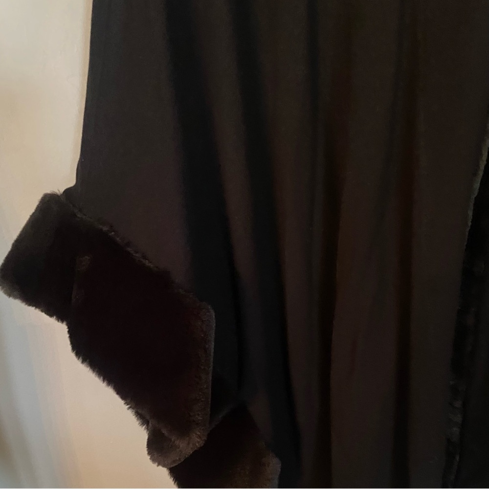 Chicos Black Faux Fur Trimmed Ruana Wrap Women’s Shawl Poncho Kimono One Size - Picture 5 of 7